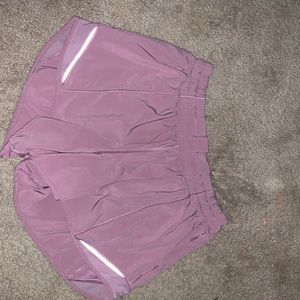 Lululemon size 8 hotty hots 4”